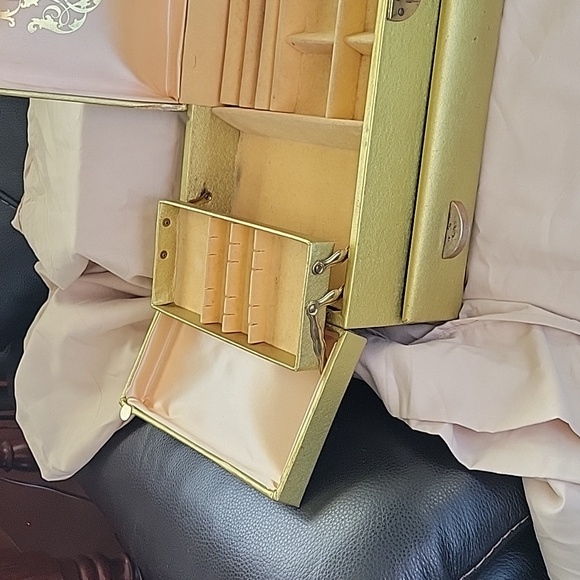Vintage Gold Jewelry Box - Picture 8 of 11